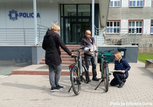 Policjantka znakuje rowery