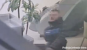 Amator słodyczy i perfum w rękach policjantów
