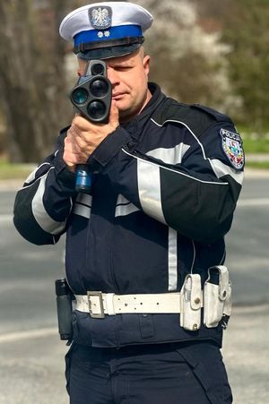 Policjanci podczas pracy z radarem