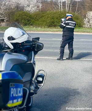 Policjanci podczas pracy z radarem