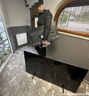 Wnuk okradł między innymi swoją  babcię. Teraz  za swoje czyny odpowie przed sądem