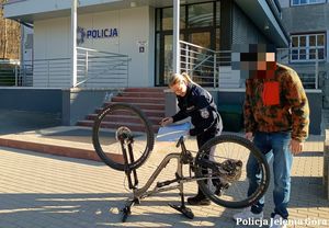 Policjantka znakuje rower