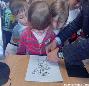 Dzieci z wizytą u jeleniogórskich policjantów