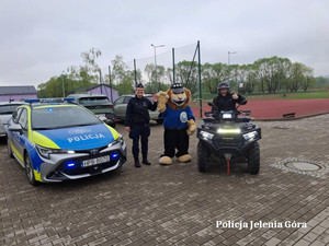 policjanci z dziećmi