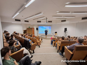 policjantka z młodzieżą