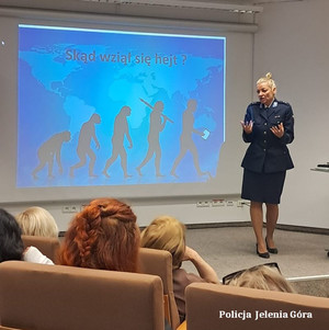 policjantka z młodzieżą