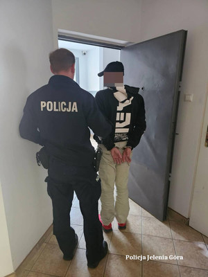 Niechciany turysta w rękach Karpackich  policjantów