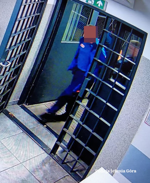 policjant prowadzi zatrzymanego