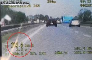 Podczas majówki pędził A4 ponad 200 km/h. Sytuację zarejestrował wideorejestrator grupy SPEED - (FILM)