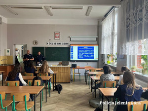 Jeleniogórscy funkcjonariusze rozmawiali z uczniami o zagrożeniach i odpowiedzialności karnej nieletnich