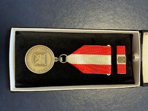 Szef dolnośląskiej Policji nadinsp. Paweł Półtorzycki uhonorowany medalem przez komendanta pardubickiej Policji