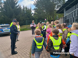 dzieci z policjantami