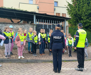 dzieci z policjantami