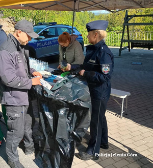 policjanci sprzątają