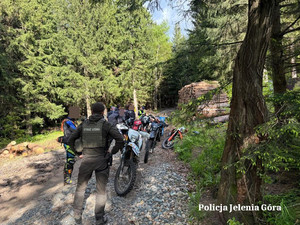 policjanci z zatrzymanymi