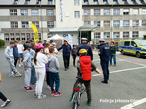 policjanci z dziećmi na rowerach