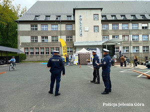 policjanci z dziećmi na rowerach
