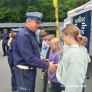 policjanci z dziećmi na rowerach