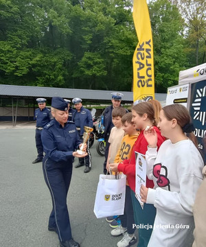 policjanci z dziećmi na rowerach