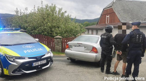 Kierowca z zakazem, który najprawdopodobniej prowadził pojazd pod wpływem środków został zatrzymany przez policjantów