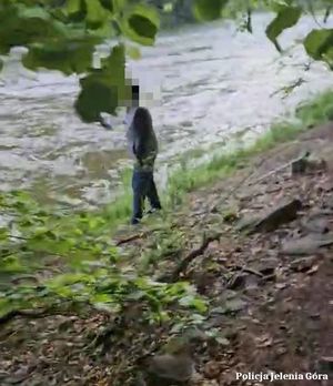 Jeleniogórscy policjanci odnaleźli zaginioną kobietę przy rzece Bóbr