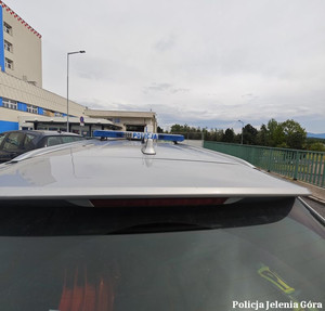 radiowóz wjeżdża na teren szpitala