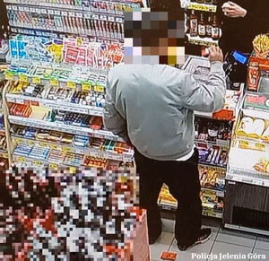 Wykorzystał znalezioną kartę płatniczą i zapłacił nią za zakupy