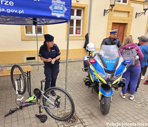 Policjanci na festynie z okazji Dnia Matki i Dziecka w Kowarach