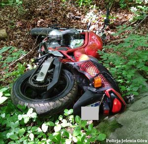 Motocyklista  nie zatrzymał się do kontroli. Kierował wbrew zakazowi. Teraz za popełnione czyny odpowie przed sądem