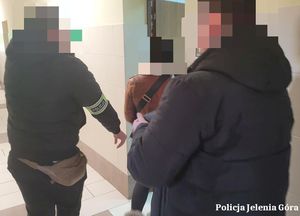policjanci prowadzą zatrzymanego