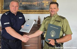 Komendanci podpisujący porozumienie