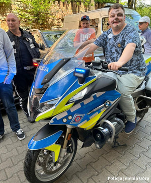 Bezpieczny Dzień Dziecka w Specjalnym Ośrodku Szkolno-Wychowawczym. Policjanci wśród najmłodszych