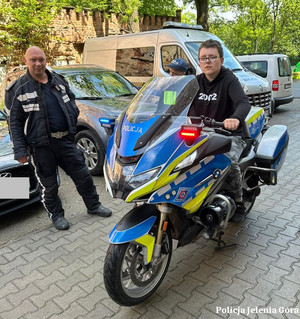 Policjanci na obchodach Dnia Dziecka