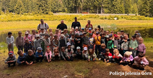„Bezpieczne wakacje z mundurowymi”. Spotkanie dzielnicowego i strażnika miejskiego z przedszkolakami w Szklarskiej Porębie