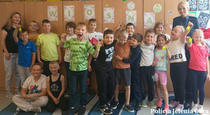 „Bezpieczne Wakacje”. Policjantka z Jeleniej Góry spotkała się z pierwszoklasistami Szkoły Podstawowej nr 8