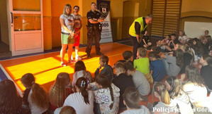 „Bezpieczne wakacje z mundurowymi”. Spotkanie w Szkole Podstawowej nr 2 w Jeleniej Górze