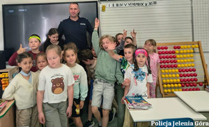 „Kręci mnie bezpieczeństwo w lecie" – dzielnicowy spotkał się z uczniami Szkoły Podstawowej nr 5