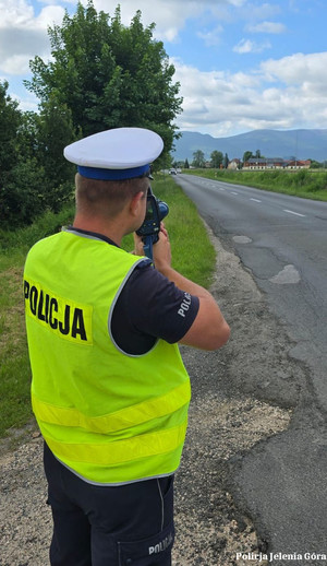 Długi weekend pod kontrolą. Jeleniogórscy policjanci czuwają nad bezpieczeństwem mieszkańców i turystów