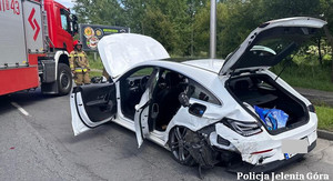 Groźne zdarzenia drogowe w Jeleniej Górze i Staniszowie. Policja apeluje o rozwagę na drodze