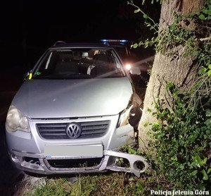 VW po zderzeniu z drzewem
