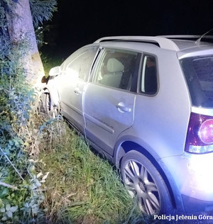 VW po zderzeniu z drzewem