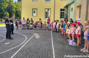 Bezpieczne wakacje to udane wakacje. Policyjna profilaktyka w Szkole Podstawowej w Sosnówce
