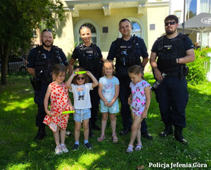 policjanci z dziećmi