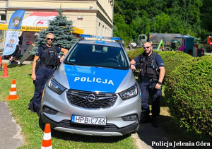 policjanci z dziećmi