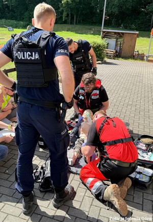 policjanci na ćwiczeniach ratowniczych