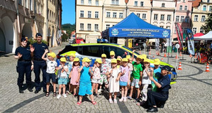 Rozpoczęcie Wakacji na Placu Ratuszowym w Jeleniej Górze. Służby mundurowe w akcji