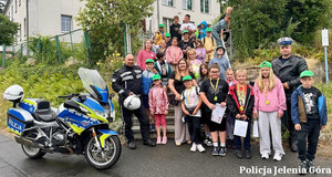 Bezpieczne wakacje z policją. Funkcjonariusze odwiedzili dzieci w Dziwiszowie