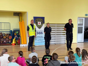 policjantka z dziećmi