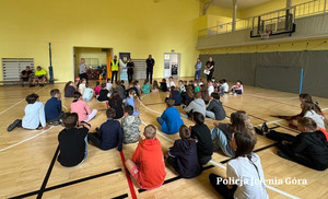 policjantka z dziećmi