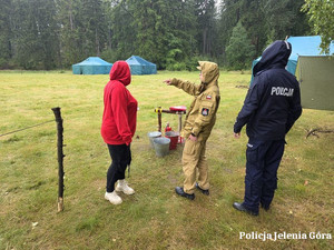 policjanci z harcerzami